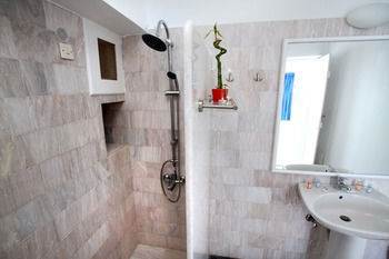 אימרוביגלי Phenix Hotel מראה חיצוני תמונה